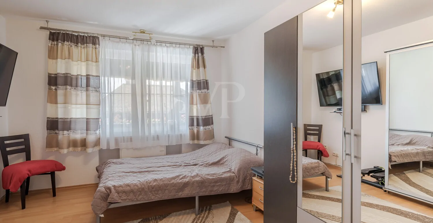 Geräumiges Schlafzimmer im Gartengeschoss