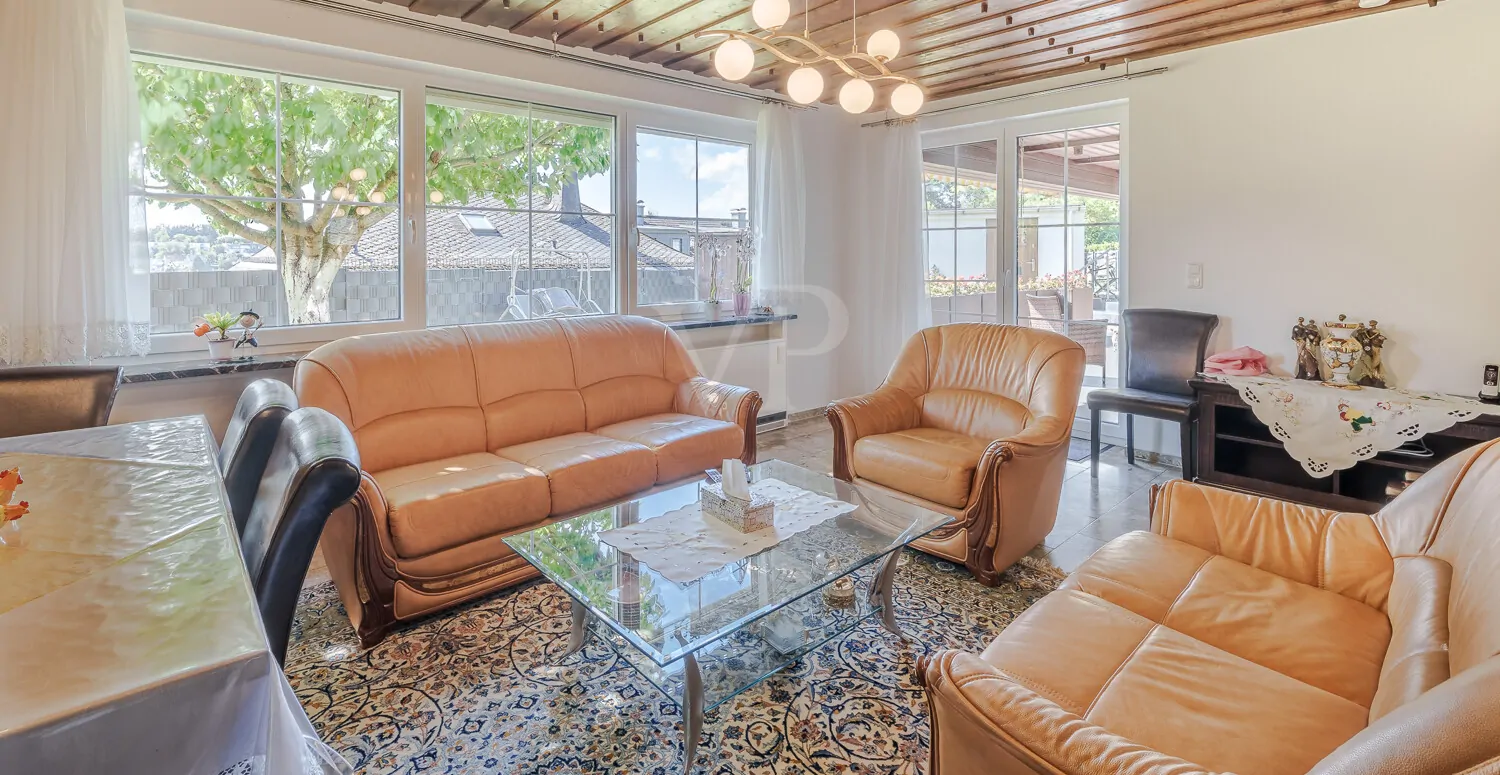 Wohnzimmer im Gartengeschoss mit Zugang zur Terrasse