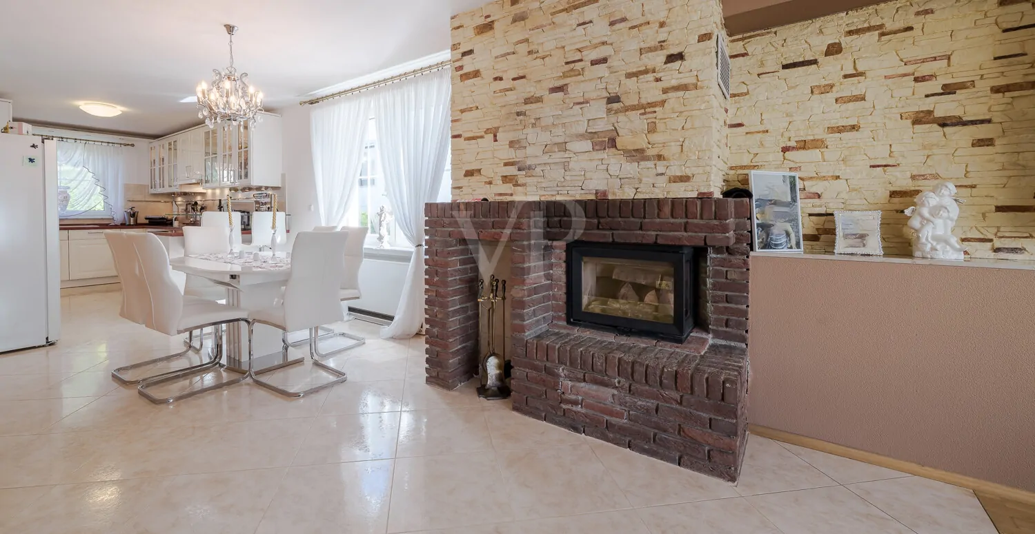 Offener Übergang zwischen Küche und Essbereich