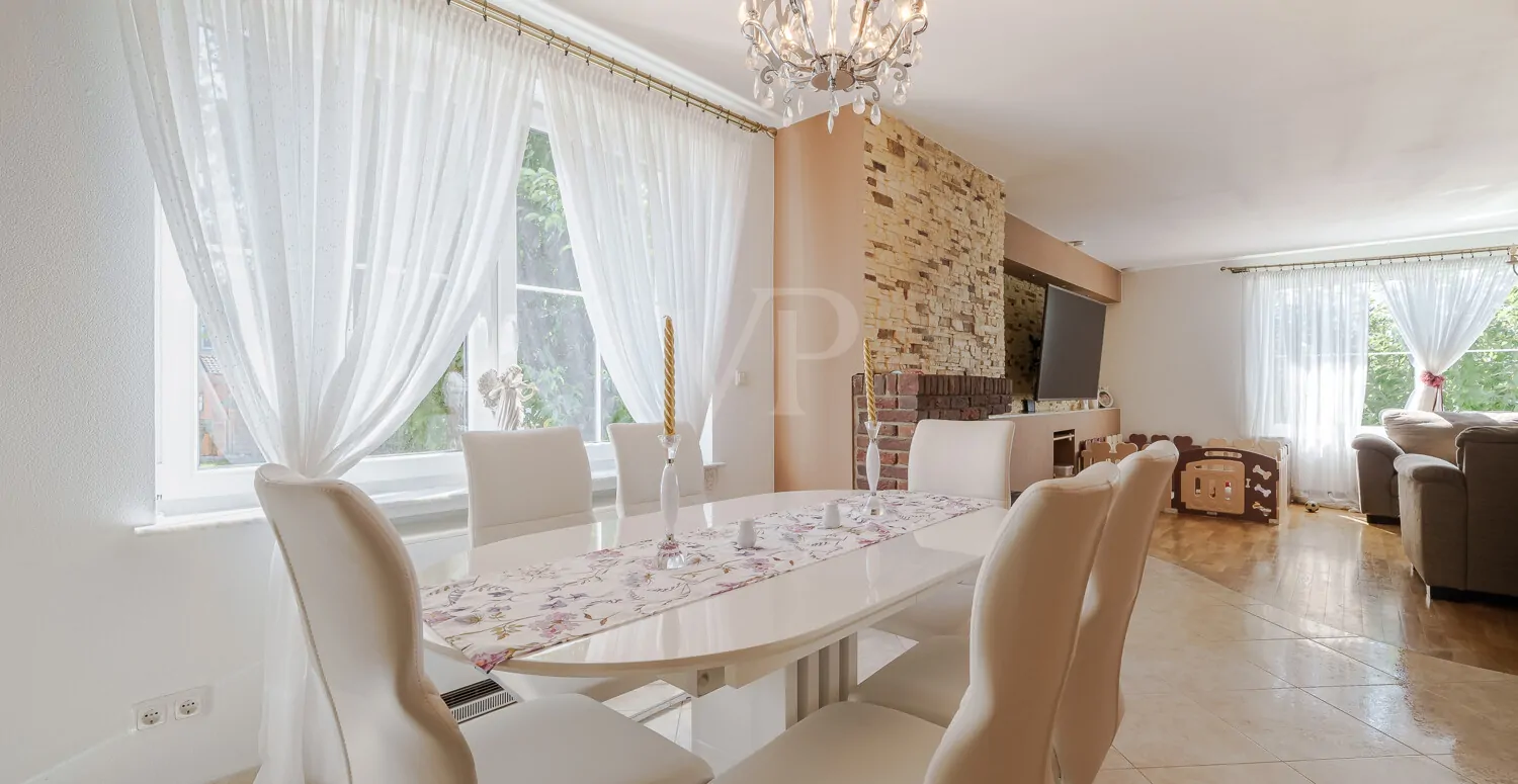 Lichtdurchfluteter Essbereich