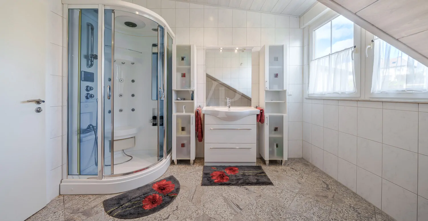 Modernes Duschbad im Dachstudio
