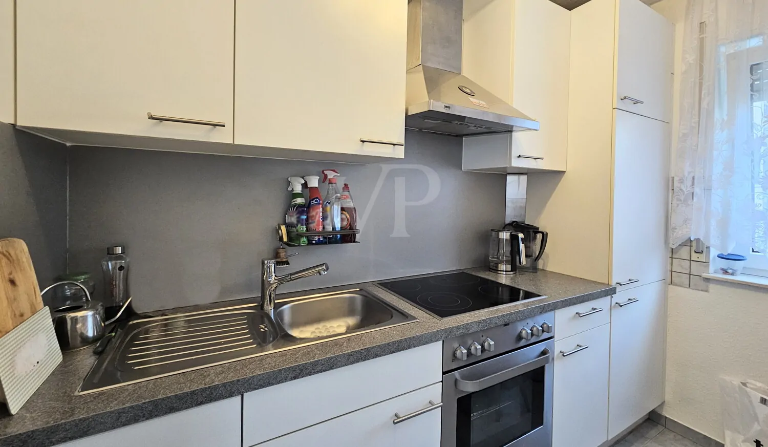 Moderne Küche in der Wohnung im Obergeschoss