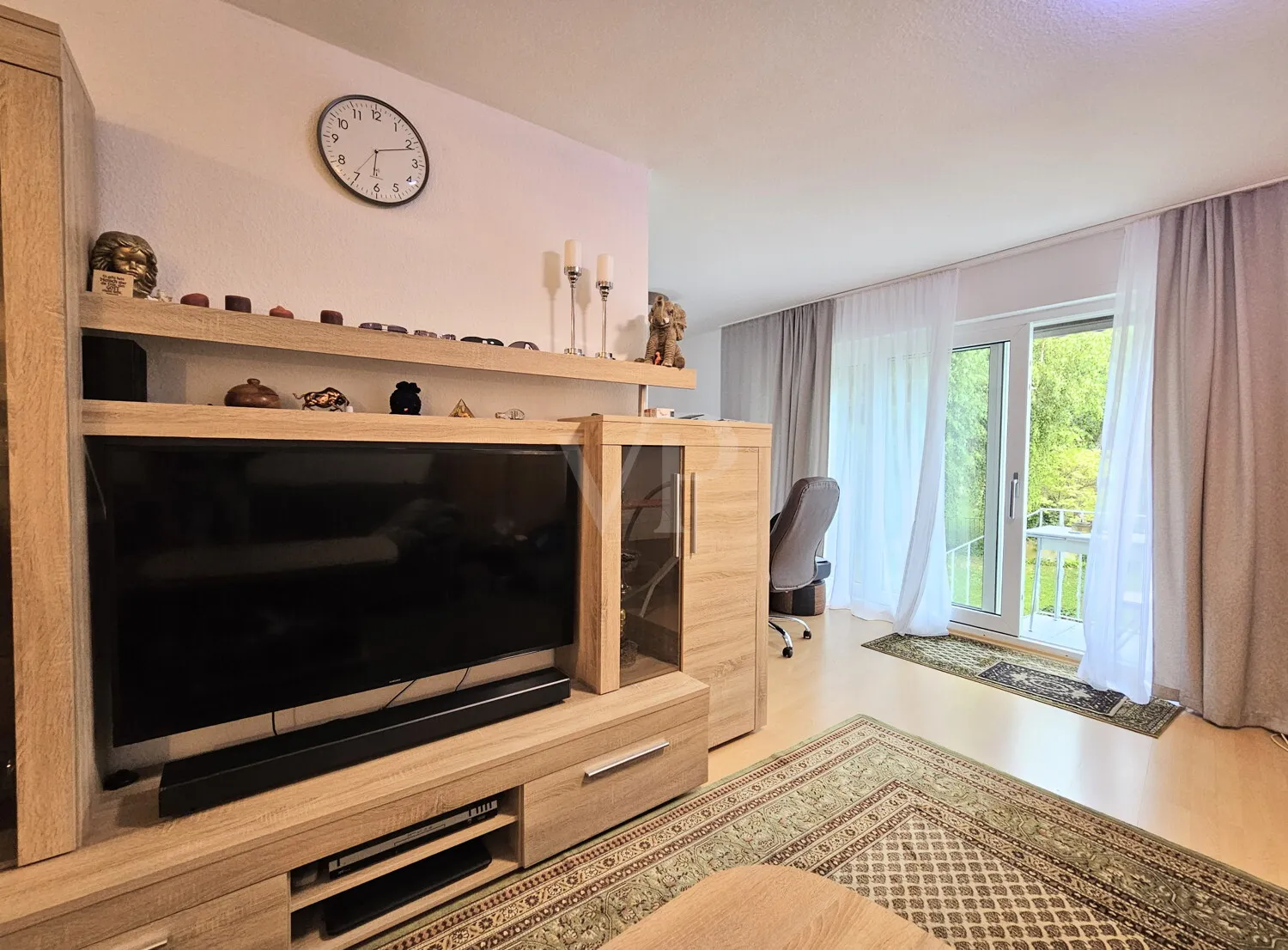 Wohnbereich mit Ausblick in den Garten