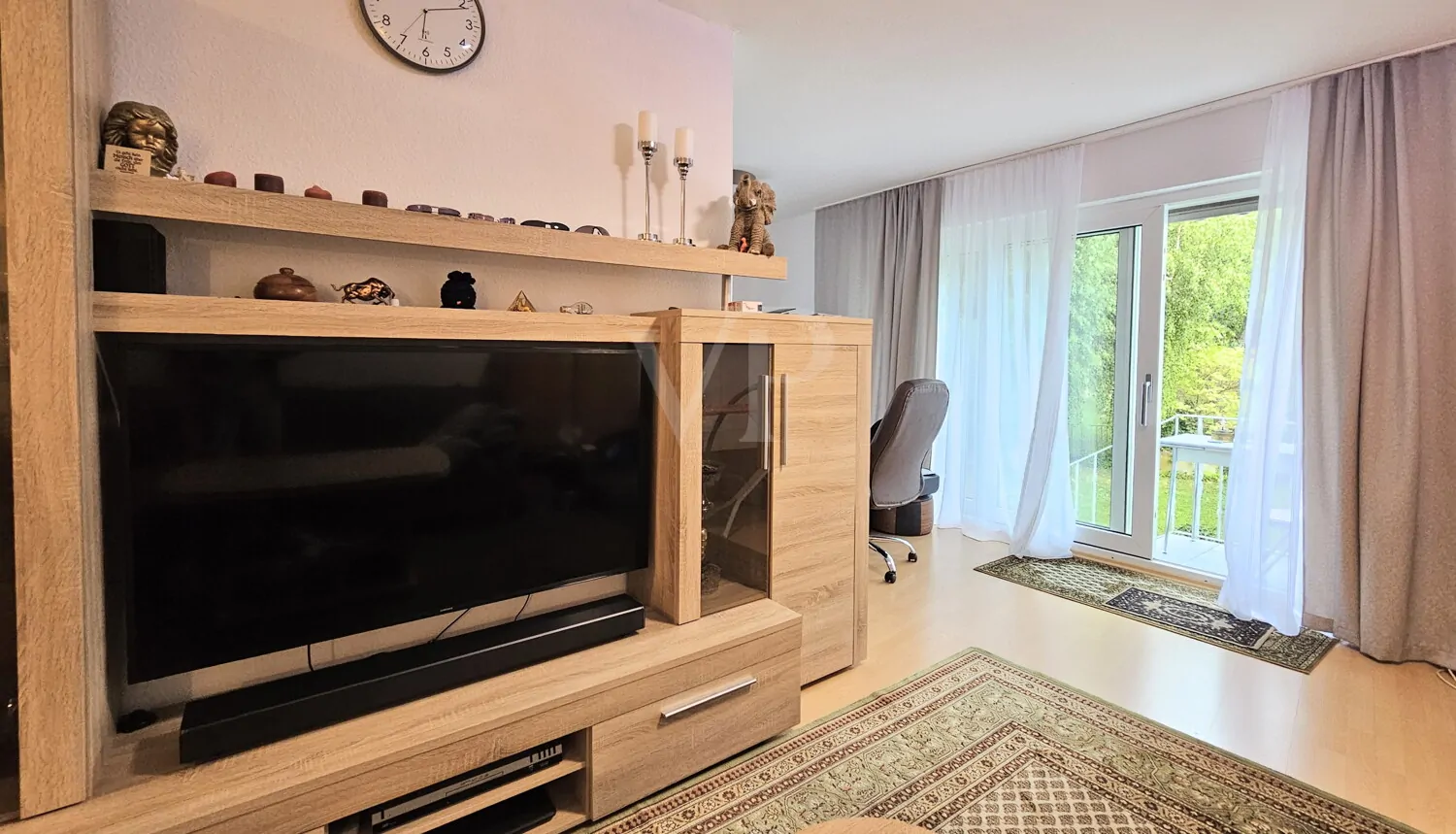 Wohnbereich mit Ausblick in den Garten