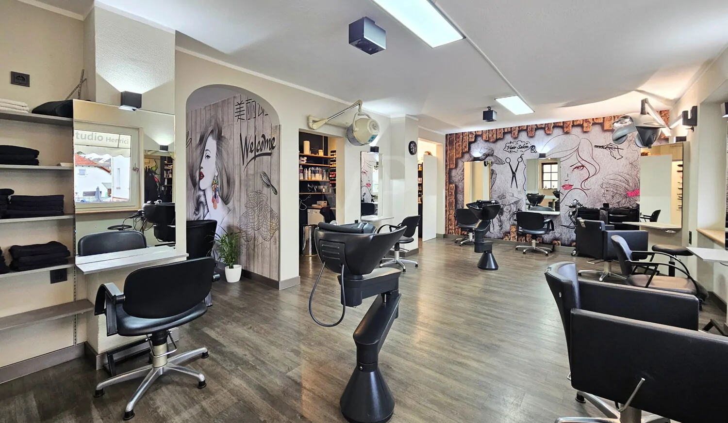 Friseursalon im Erdgeschoss