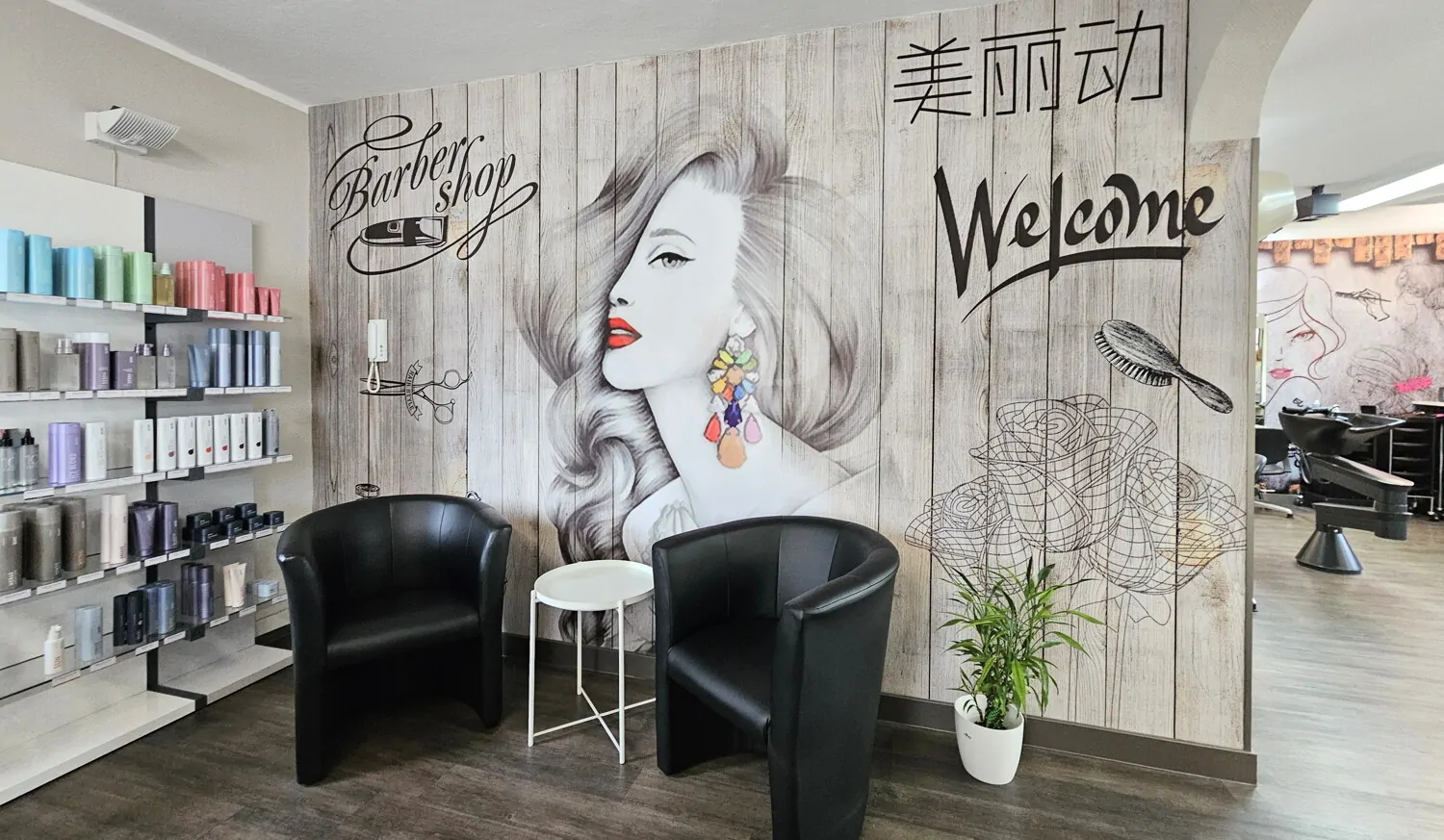 Friseursalon im Erdgeschoss