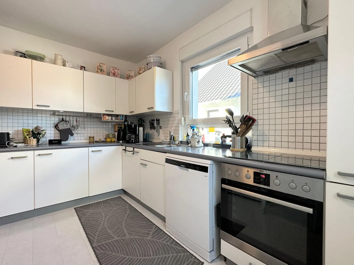 Helle Küche in der Maisonette-Wohnung