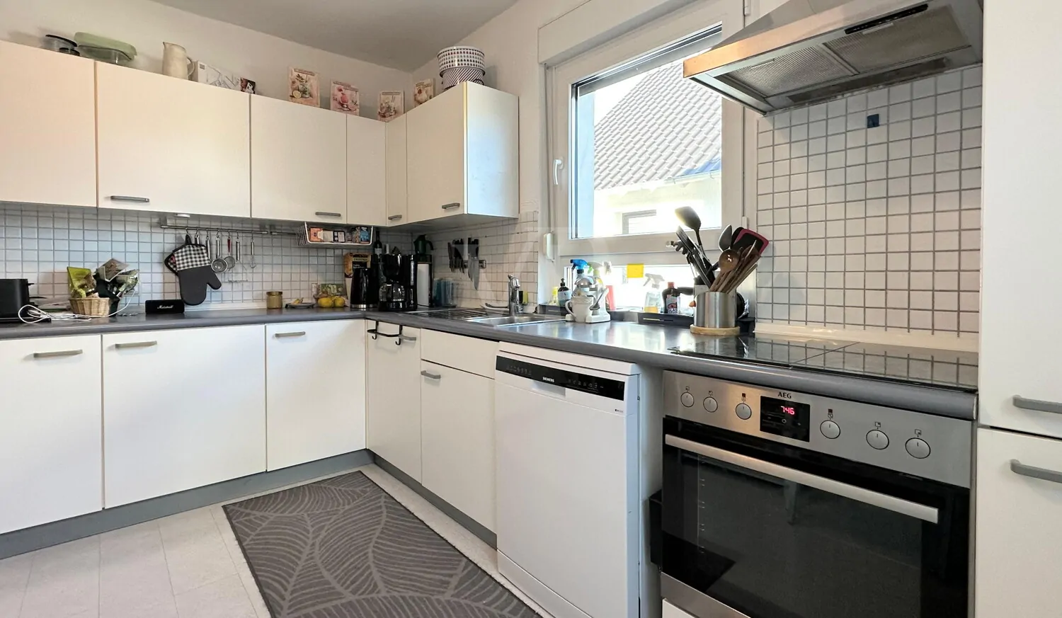 Helle Küche in der Maisonette-Wohnung