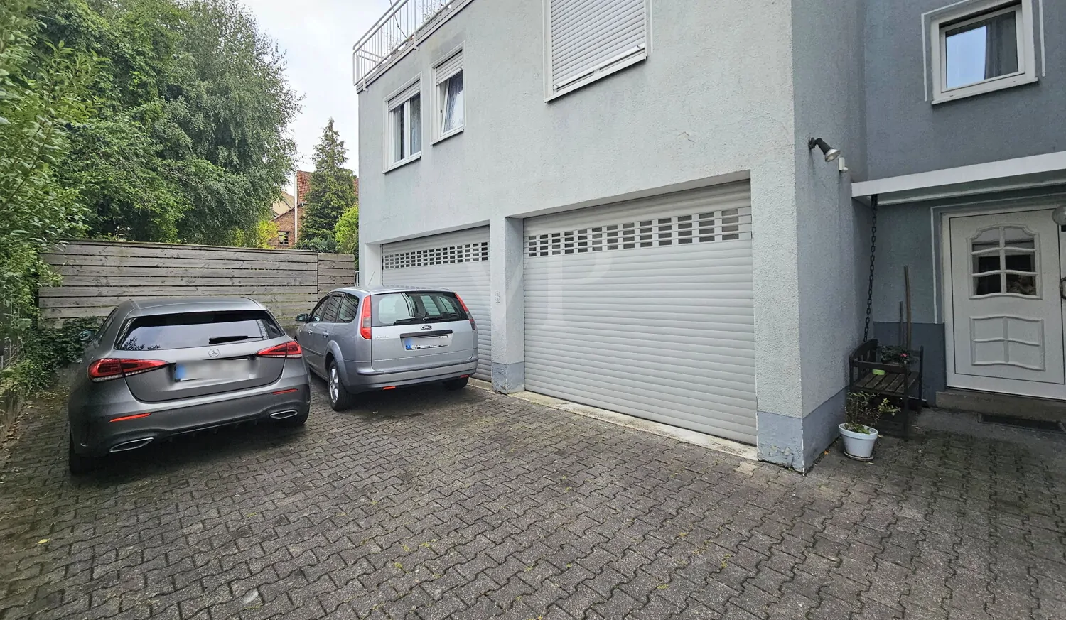 Viel Platz im Hof und Garage