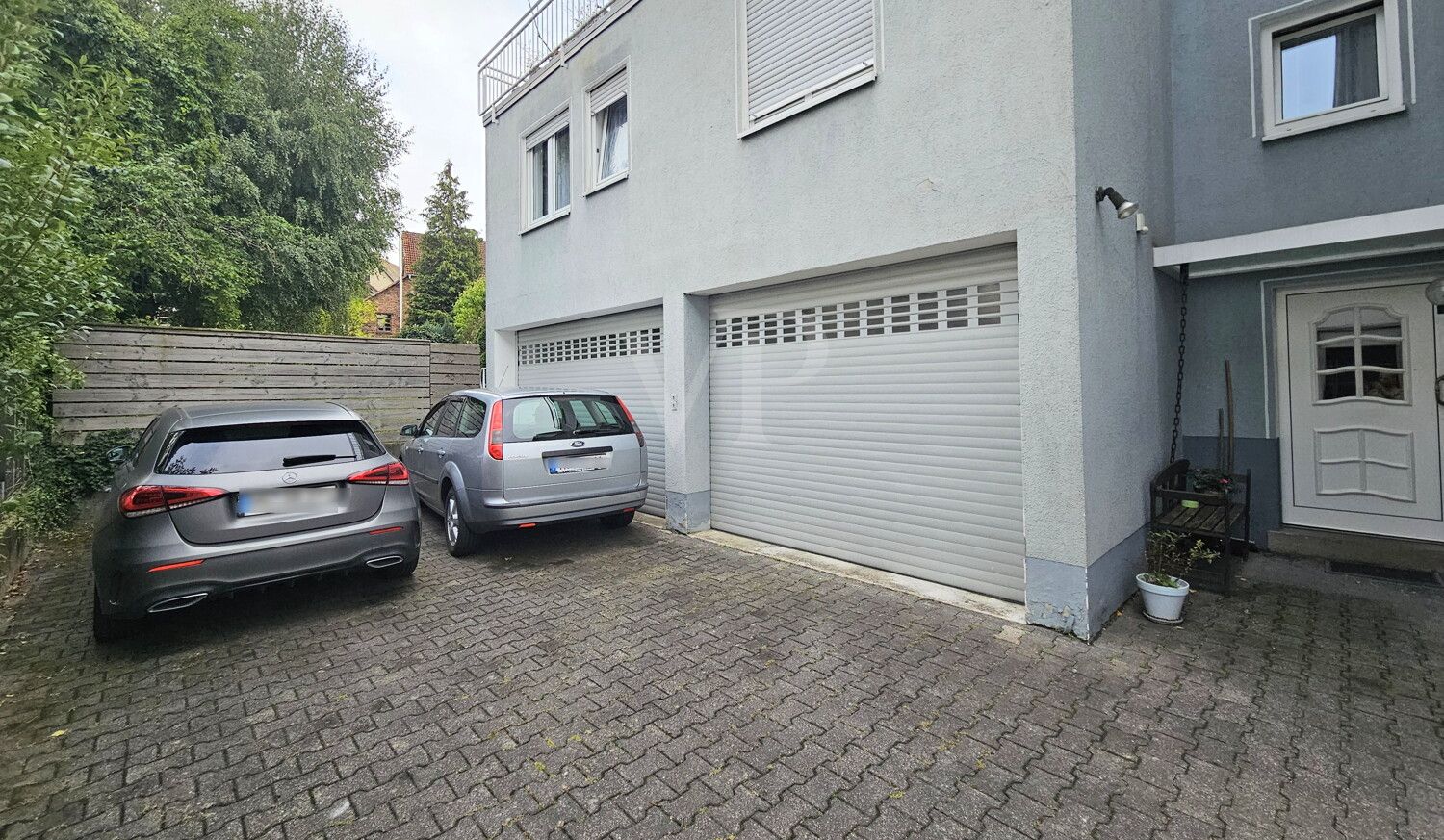 Viel Platz im Hof und Garage