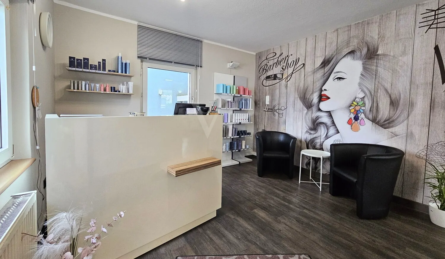 Friseursalon im Erdgeschoss