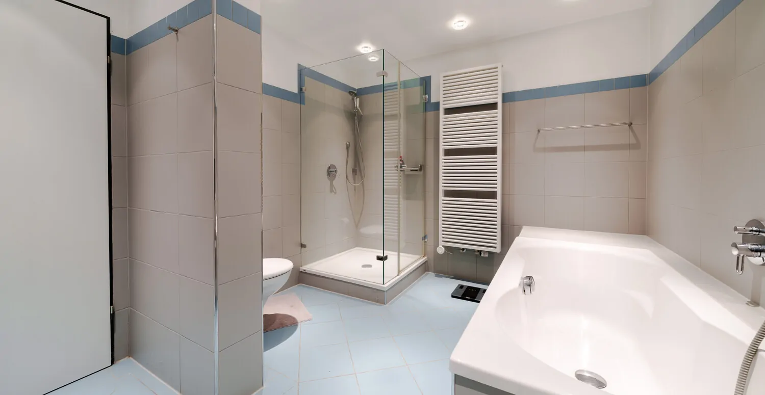 Großes Bad im Gartengeschoss