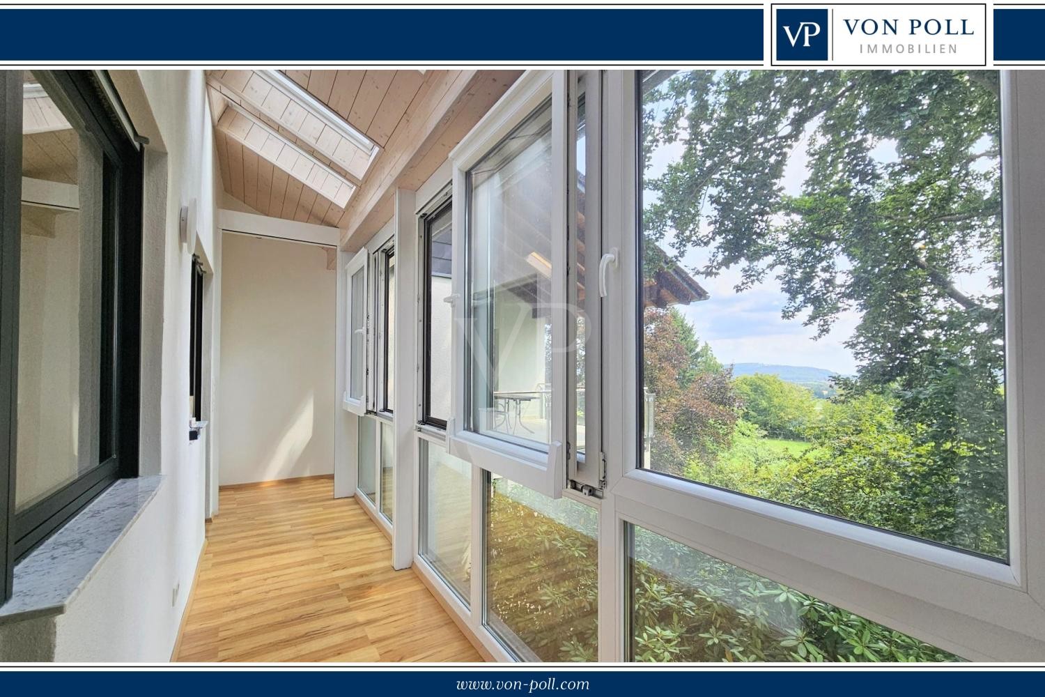 Verglaster Balkon mit tollem Fernblick