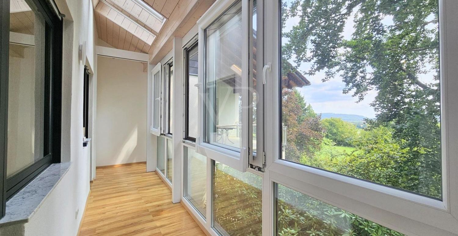 Verglaster Balkon mit tollem Fernblick