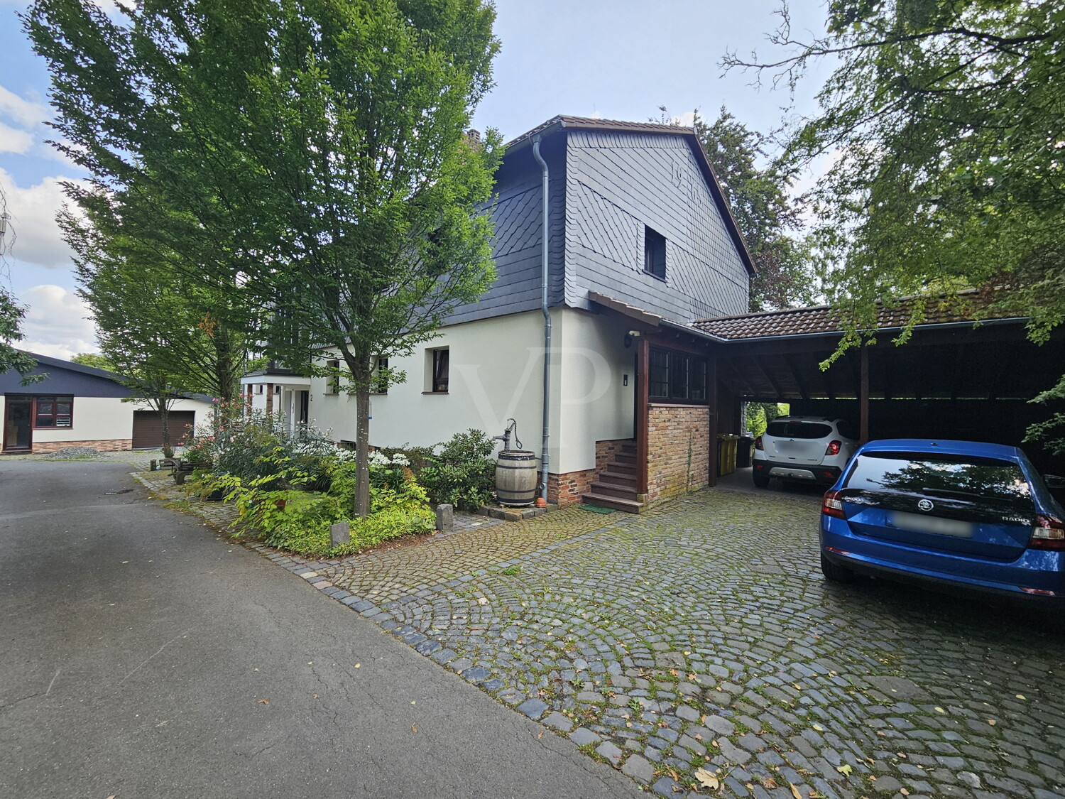 Hofansicht mit Carport