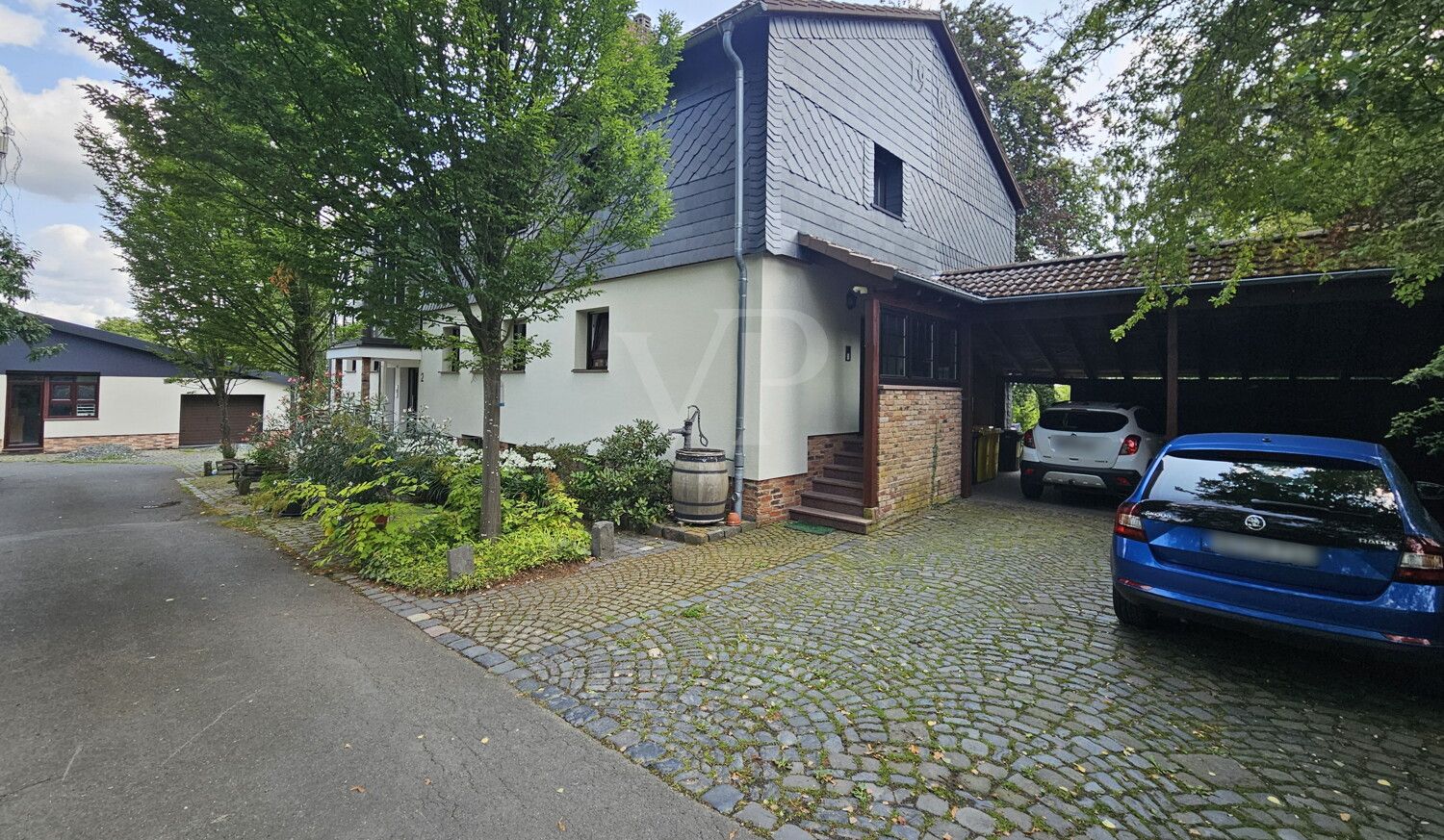 Hofansicht mit Carport