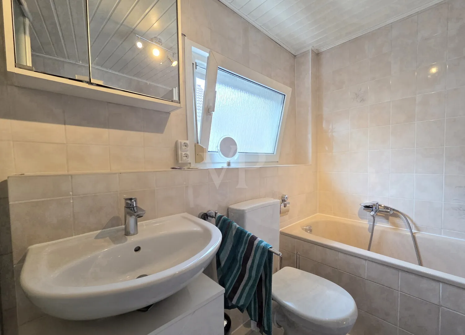 Bad mit Wanne und Dusche (Vorderhaus)