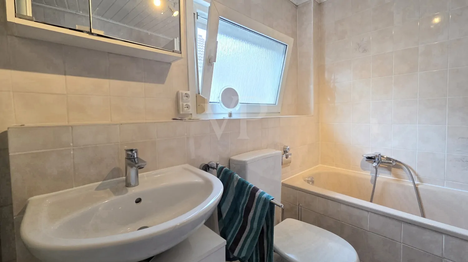 Bad mit Wanne und Dusche (Vorderhaus)