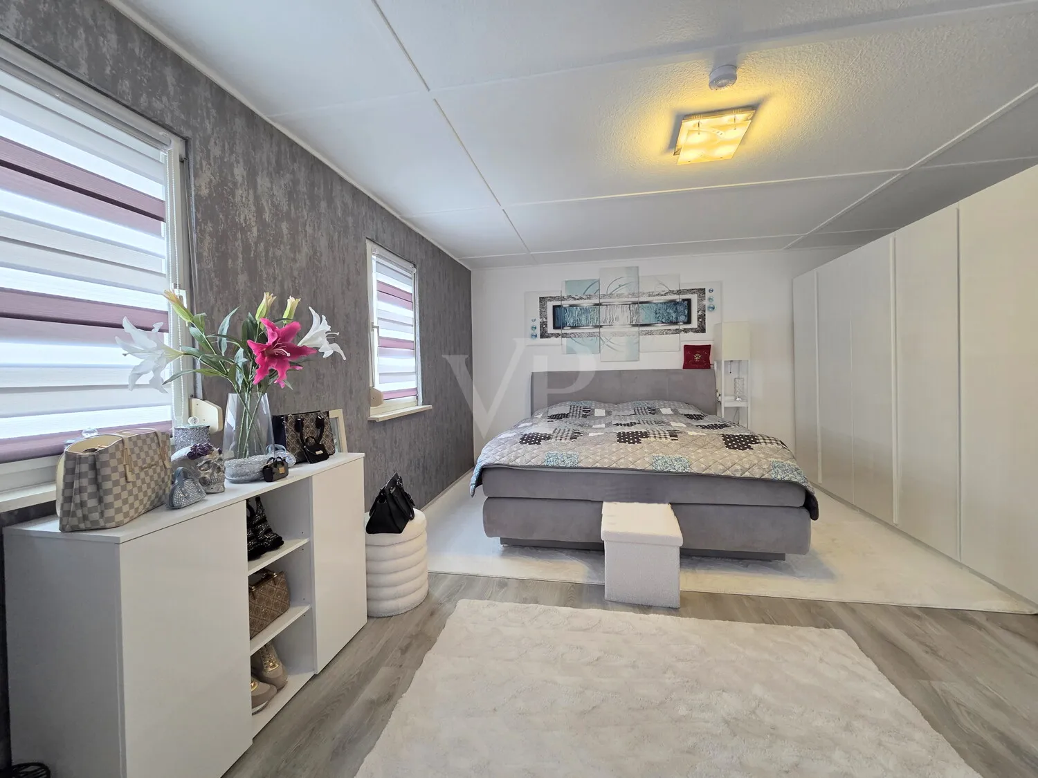 Geräumiges und helles Schlafzimmer im Vorderhaus