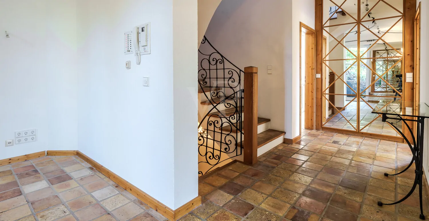 Großzügiger Flur im EG im gartenseitigen Haus