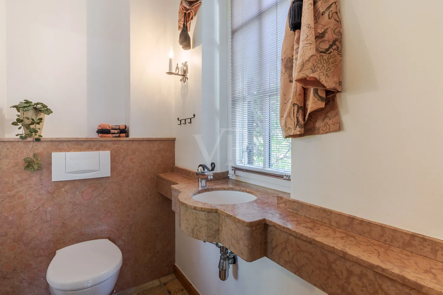 Gäste-WC im gartenseitigen Haus