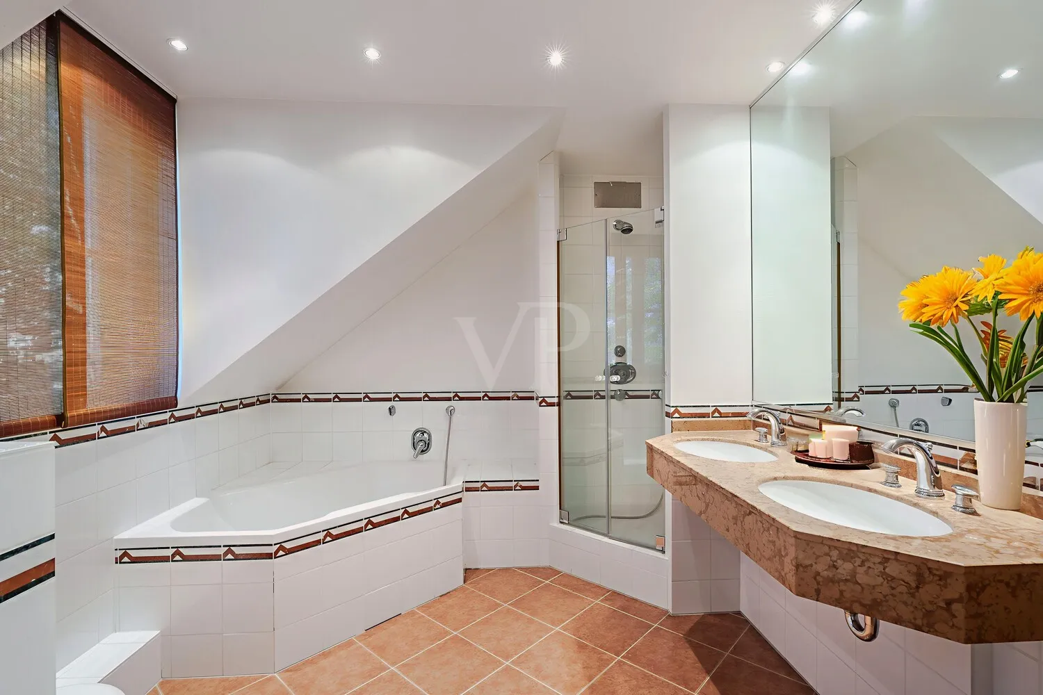 Ansprechendes Bad im gartenseitigen Haus