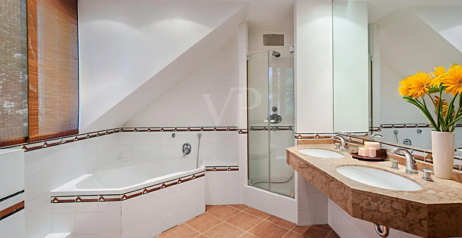 Ansprechendes Bad im gartenseitigen Haus