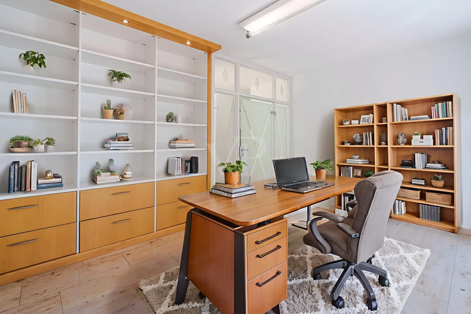 Beispielmöblierung für den selben Raum als Büro im Vorderhaus