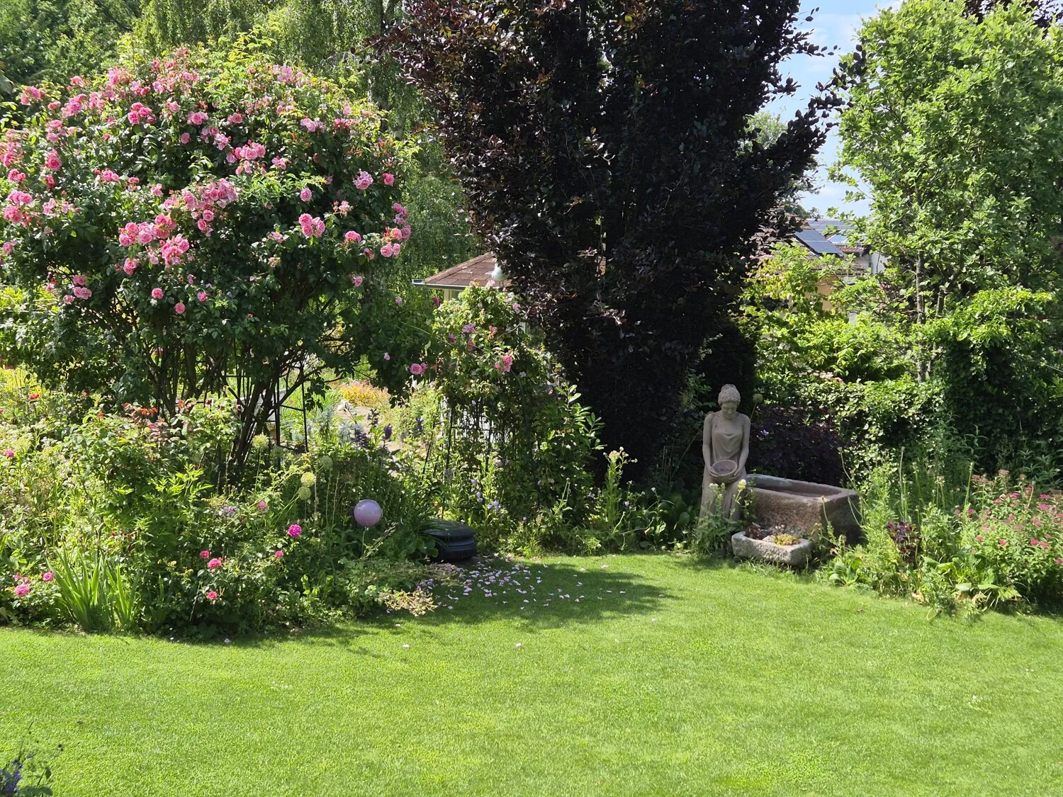 Unikat-Sandsteinskulptur mit Brunnen.