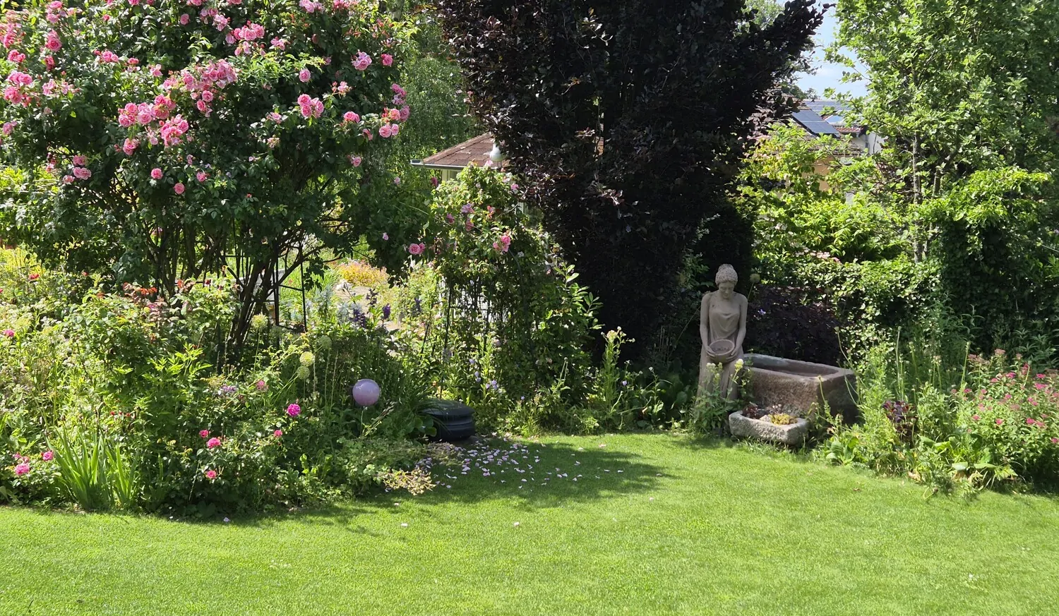 Unikat-Sandsteinskulptur mit Brunnen.