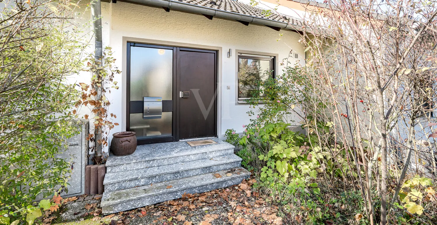 Eingang mit Vorgarten