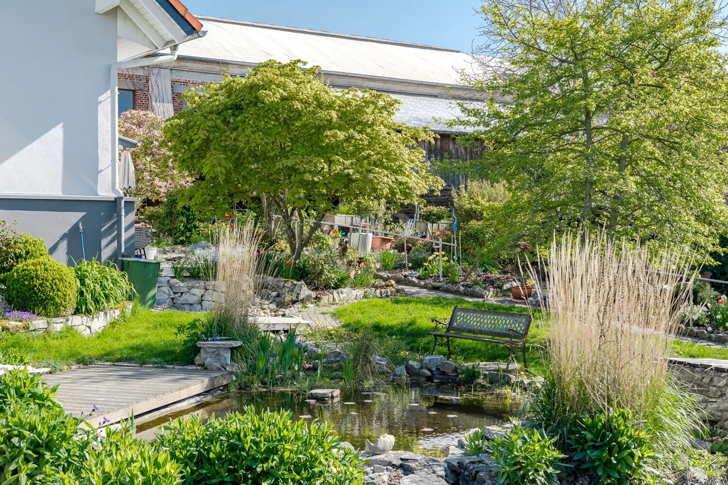 schön angelegter Garten