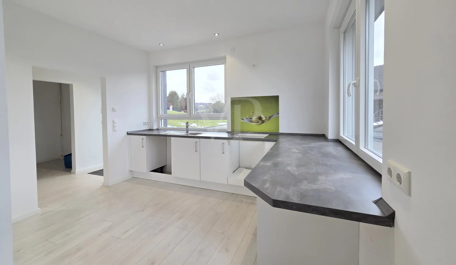 moderne Einbauküche ohne Geräte