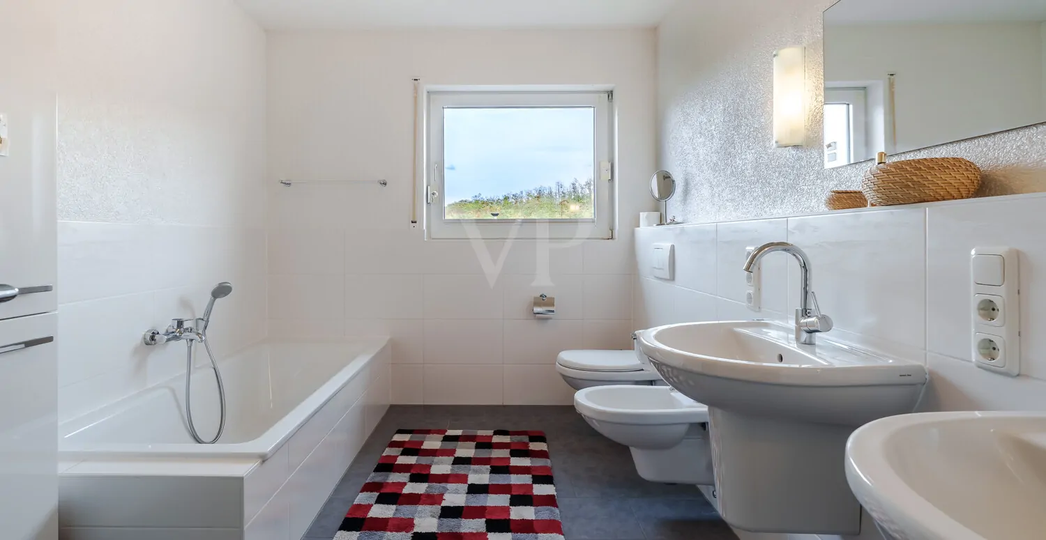 Tageslicht-Bad im Erdgeschoss