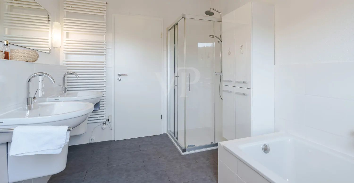 Bad Erdgeschoss mit Wanne und Dusche