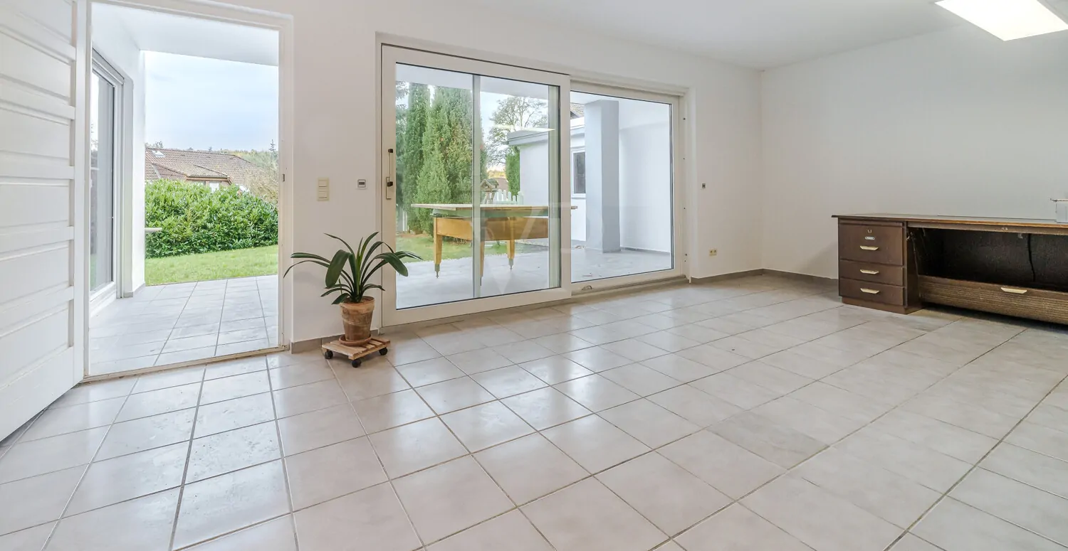 Zimmer im Gartengeschoss mit Terrasse