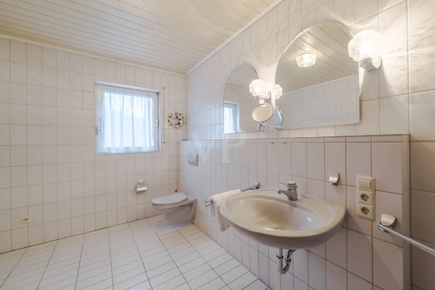 Großes Duschbad im Gartengeschoss