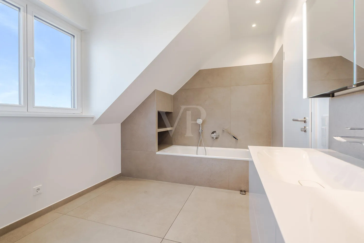 modernes Wannenbad