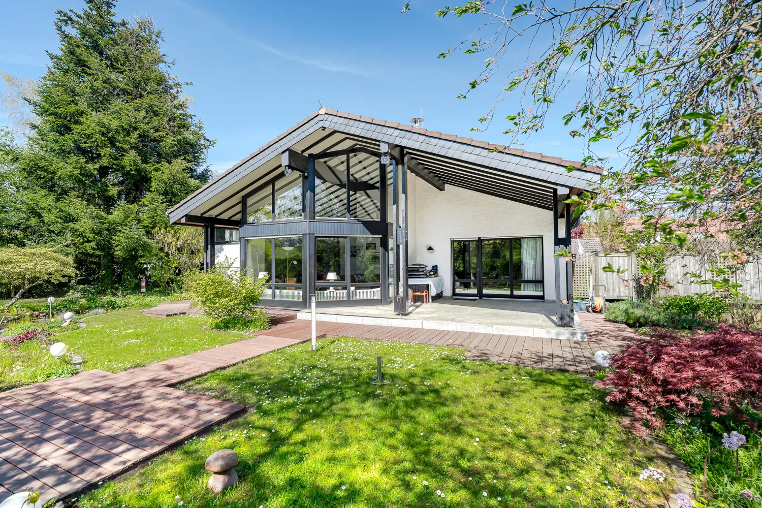 Blick vom Garten zum Haus