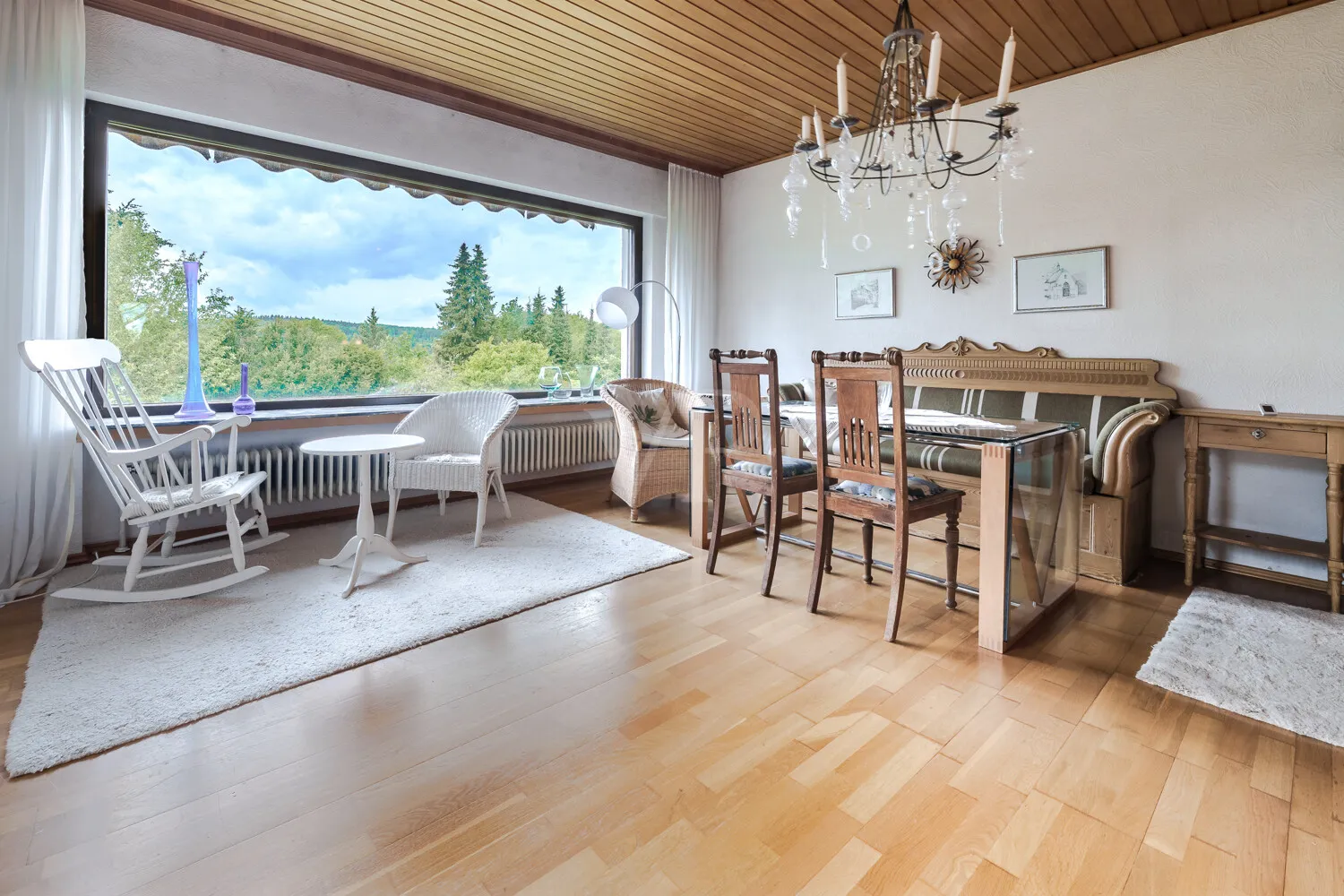Wohnzimmer mit malerischem Weitblick