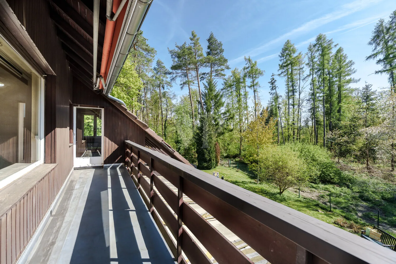 Balkon mit Bild in die Natur
