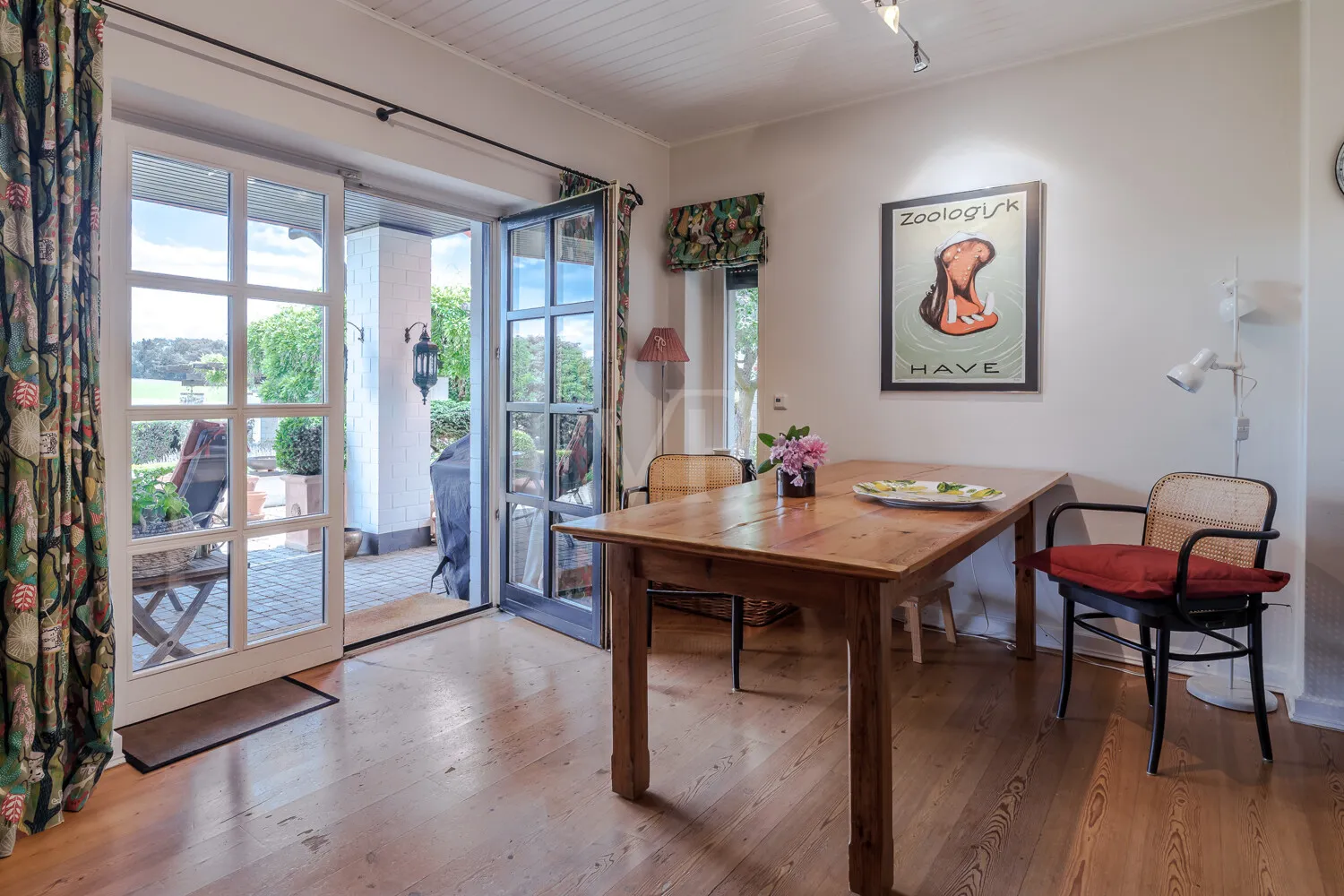 Frühstückszimmer mit Terrassenzugang