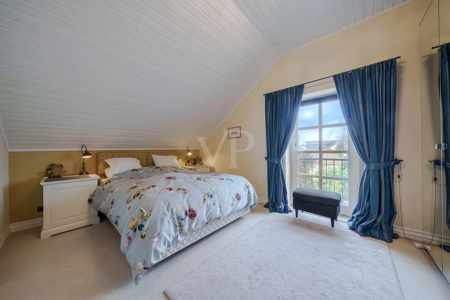 Geräumiges Schlafzimmer