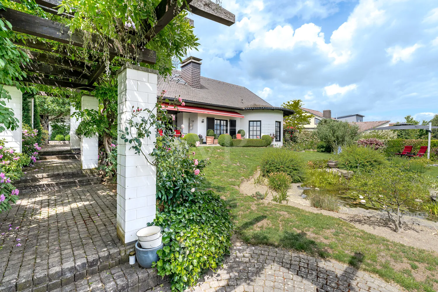 Schön angelegte Pergola