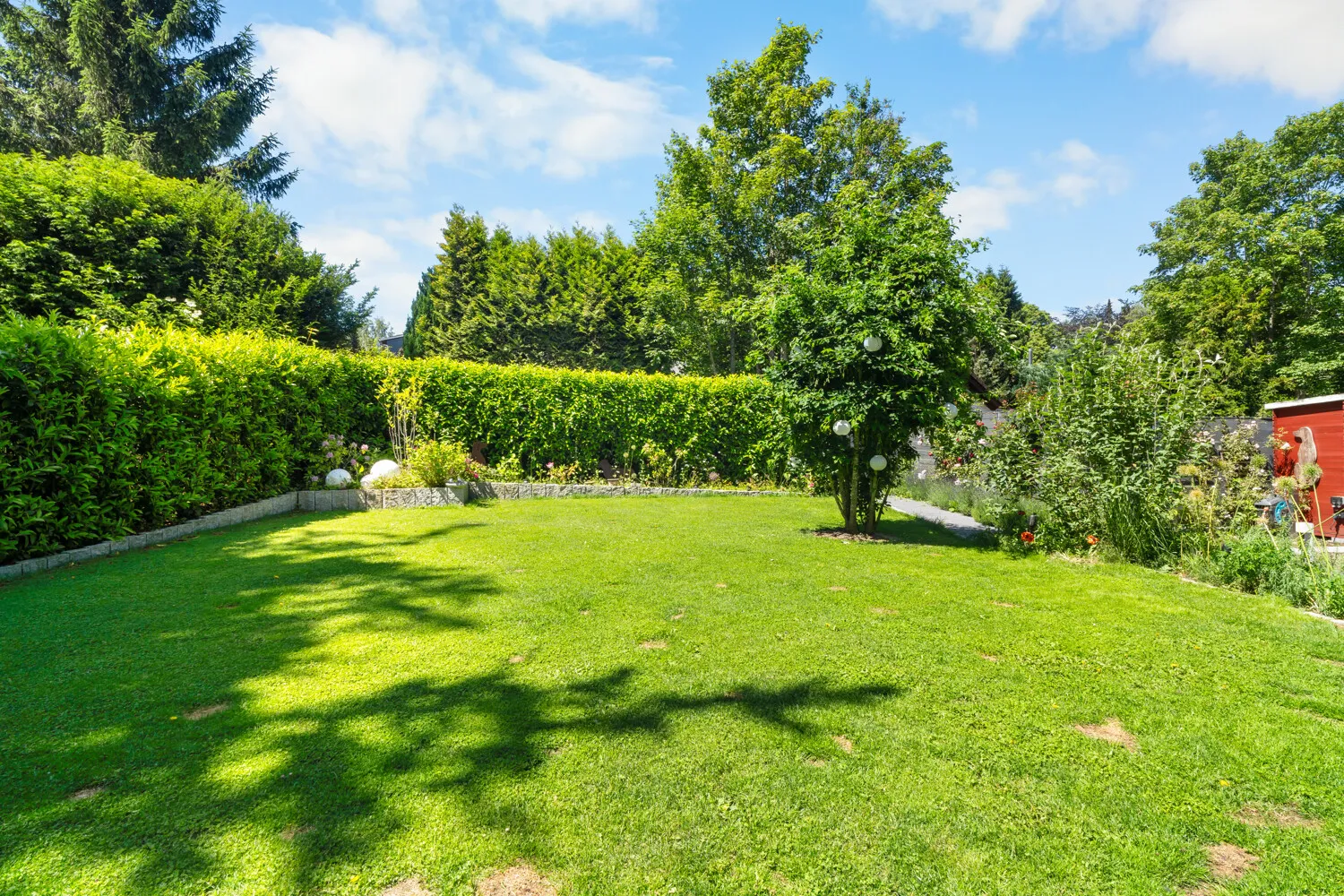 Der weitläufige Garten