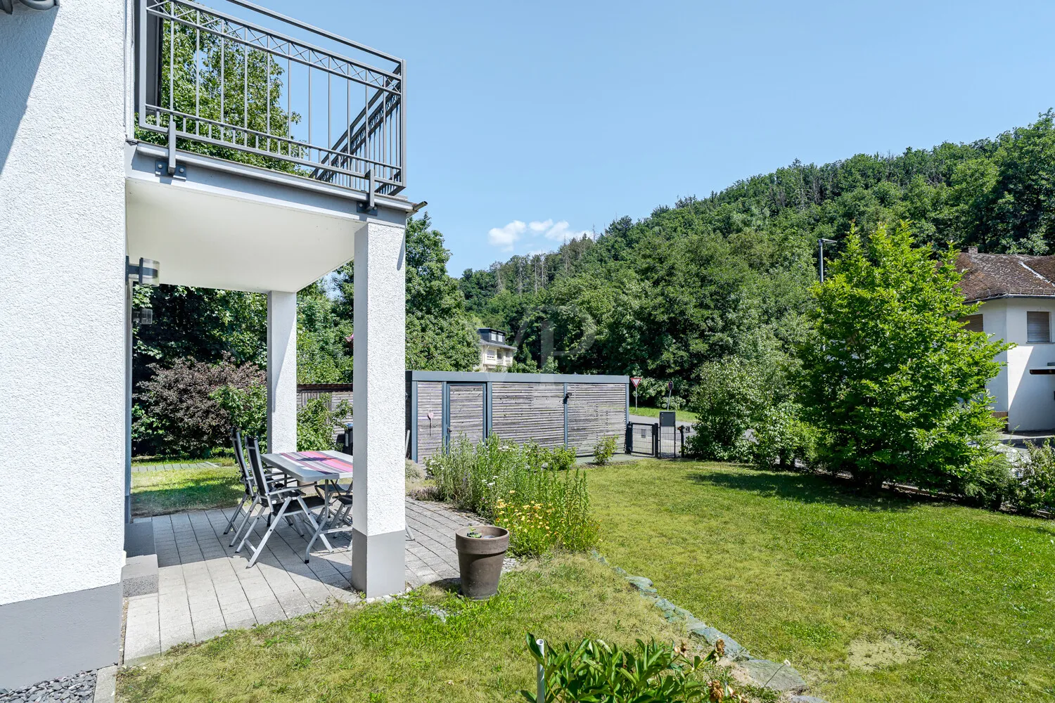 Südterrasse mit Blick in den Garten