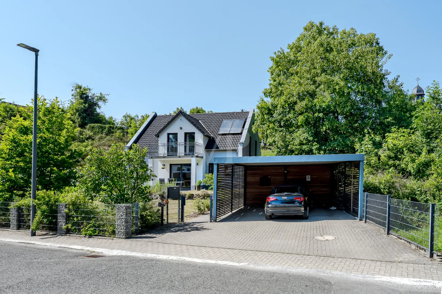 Außenansicht mit Doppelcarport