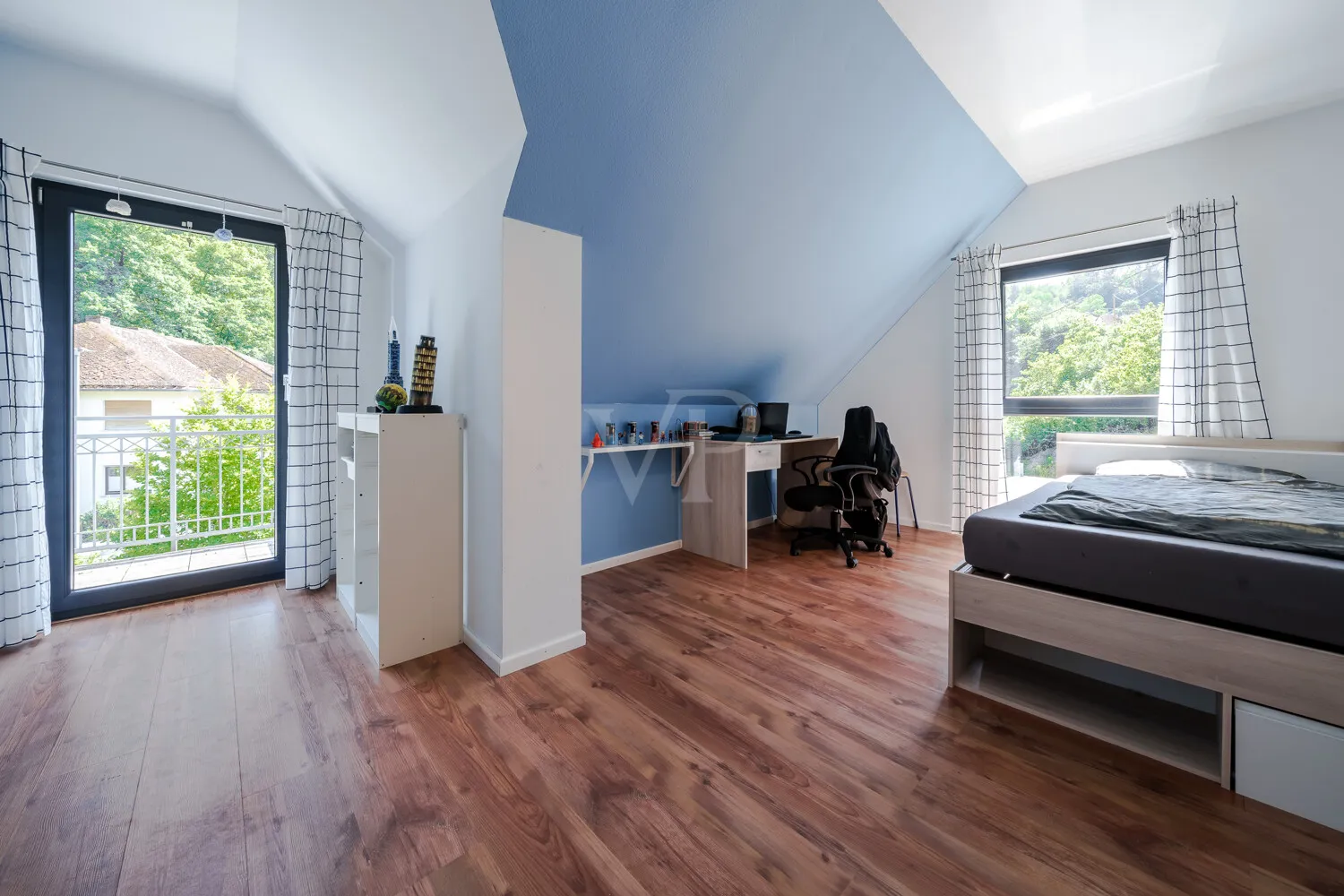 Kinderzimmer mit Balkon II