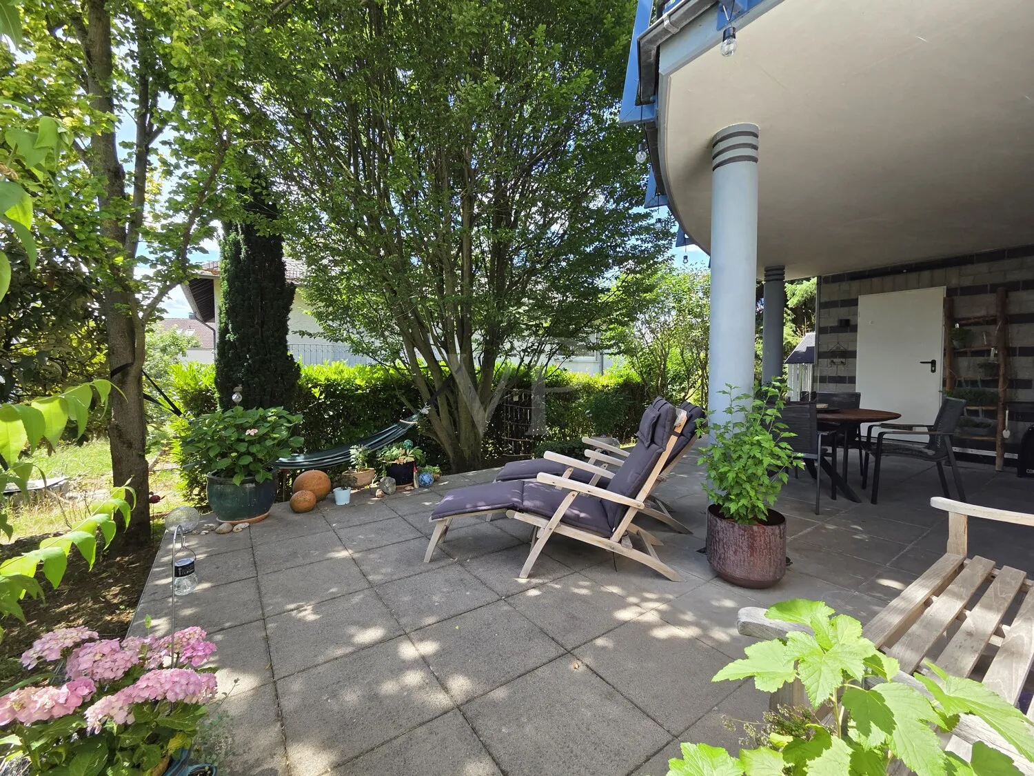 Überwiegend überdachte Terrasse