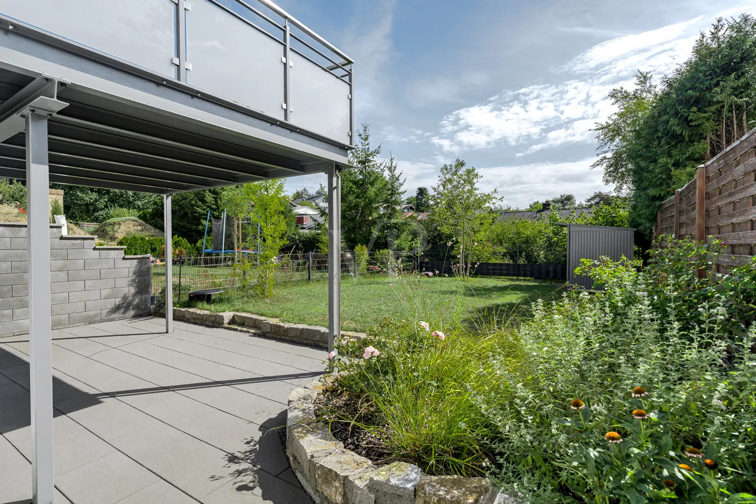 überdachte Terrasse und Balkon